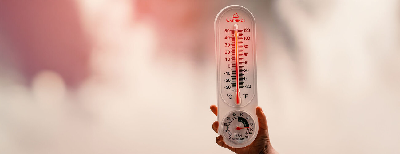 Thermometer indicating extreme heat warning (temperature rising to 50°C)