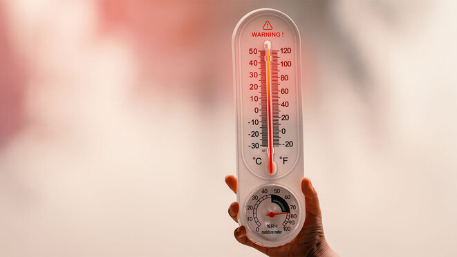 Thermometer indicating extreme heat warning (temperature rising to 50°C)